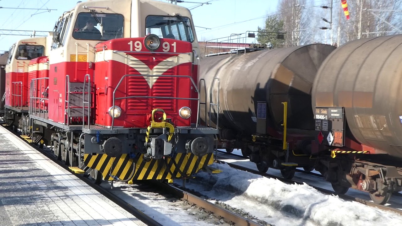 Dv-15 and Dv-16 pulled Museum train departs from Nokia station 1.4.2018