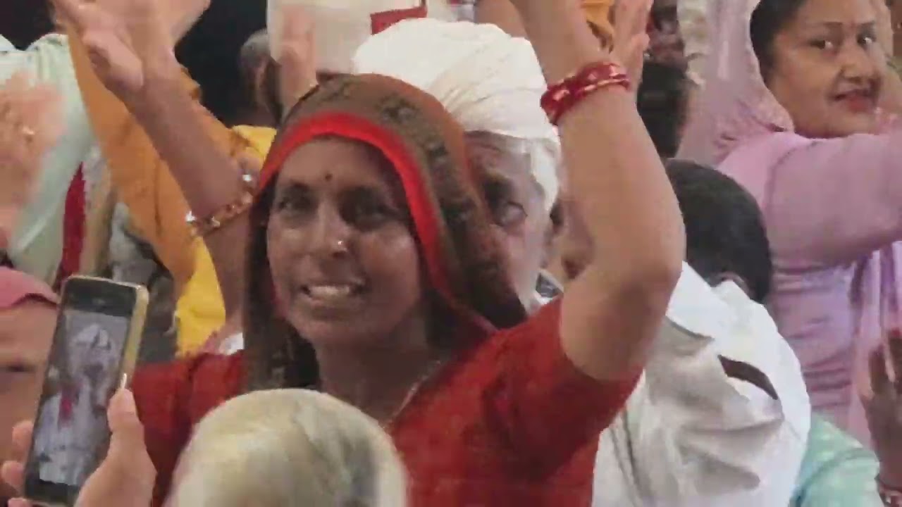 \ramanreti ashram\19.09.2025 radhe radhe ki pukaar ke saath nritya mudera mein shraddhaloo