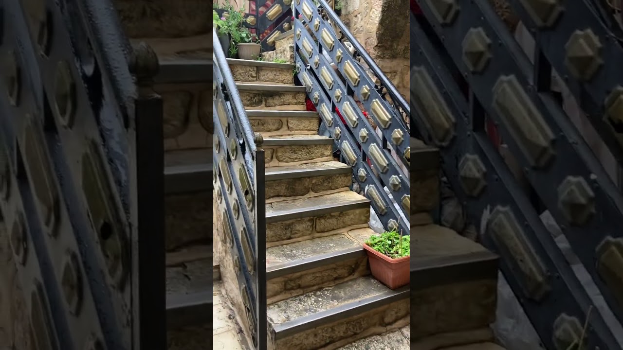 القدس، الخانقاه الصلاحية وهي عبارة عن مجمع معماري متكامل، يتألف من مسجد وغرف للسكن ومرافق عامة