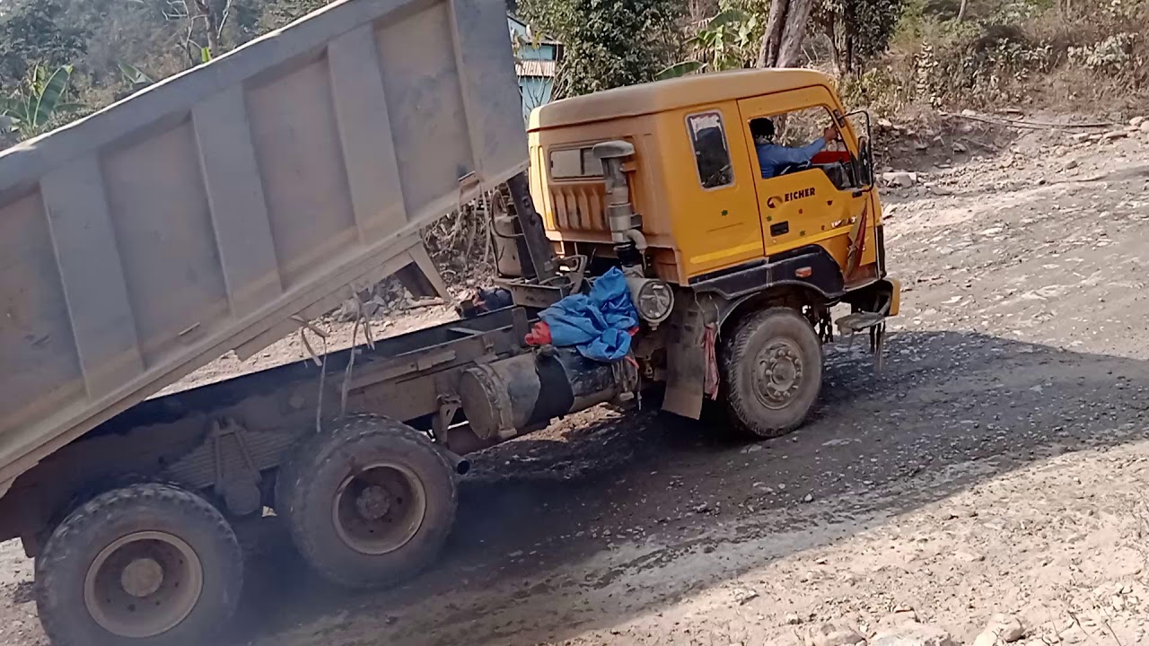 टिपर पाहाडमा कसरी चलाउछन कति खतरा हुन्छ । #Tipper driving danger 2021 hongshi cement