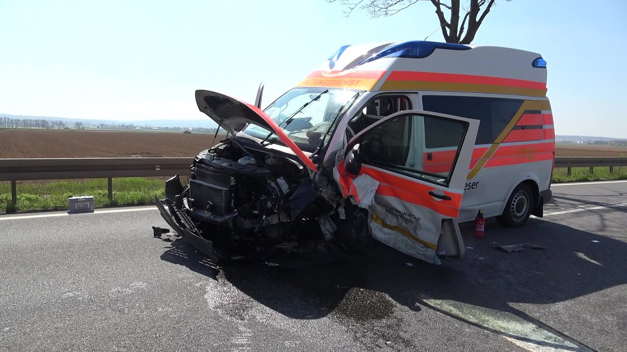 Krankenwagen kollidiert mit PKW - PKW-Fahrer verstorben auf B56 in Euskirchen am 23.04.21 + O-Ton