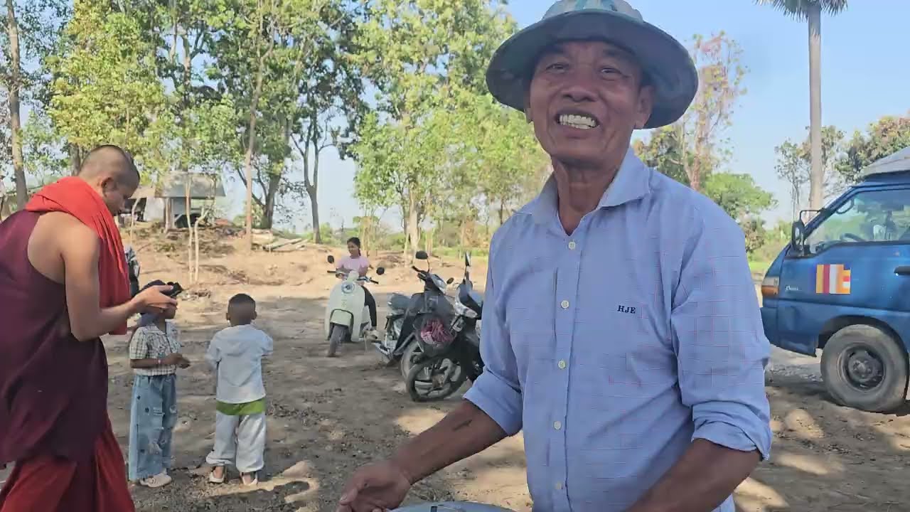 រៀបចំចង្ហាន់បុកល្ហុងភេសជ្ជៈប្រគេនព្រះសង្ឃនៅទួលប្រាសាទ