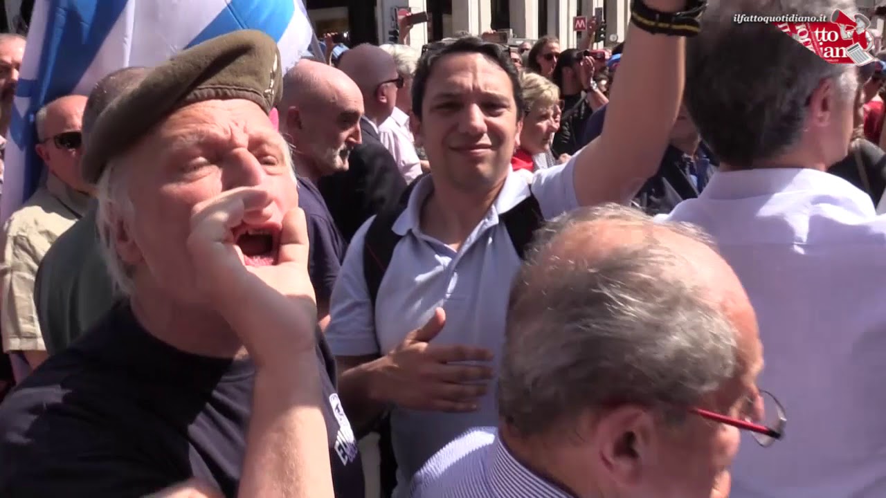 25 aprile, tensione al corteo di Milano: fischi e proteste contro la Brigata Ebraica