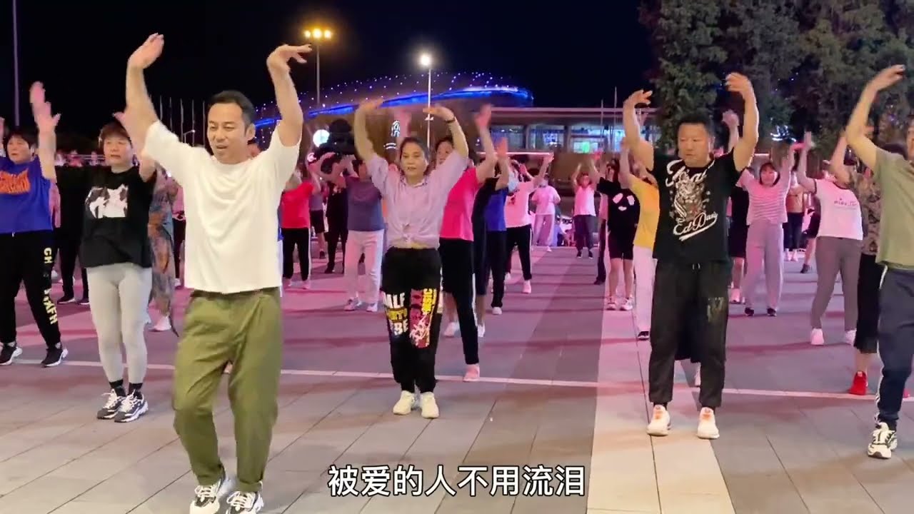 《烟雨人间》出门回来，没来得及换衣服就来广场跳舞，友友们说裤子还挺好看！