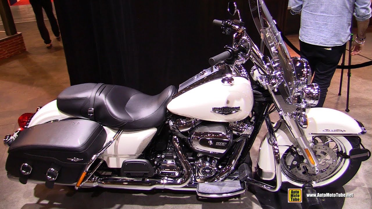 2018 Harley Davidson Road King Classic - Walkaround - 2017 EICMA Milan Motorcycle Exhibition