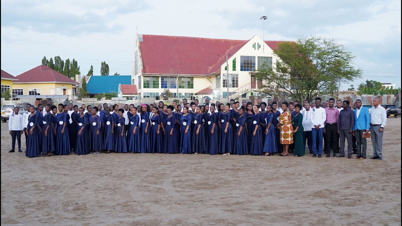 Kwaya ya Mt. Joseph - Bunju wakiwa Parokia ya Mwenye heri Anuarite-Makuburi - Part Two