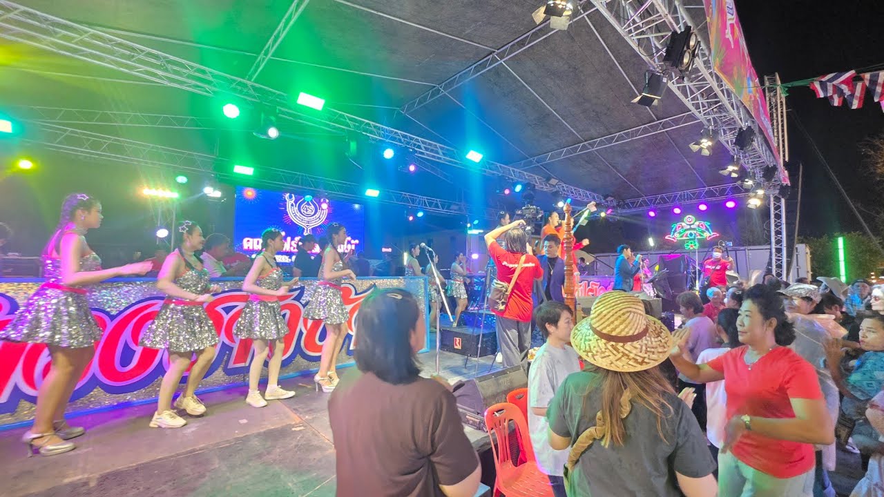 บรรยากาศงาน วัดสวนแตง ชมคอนเสิร์ตน้องต้นข้าว
