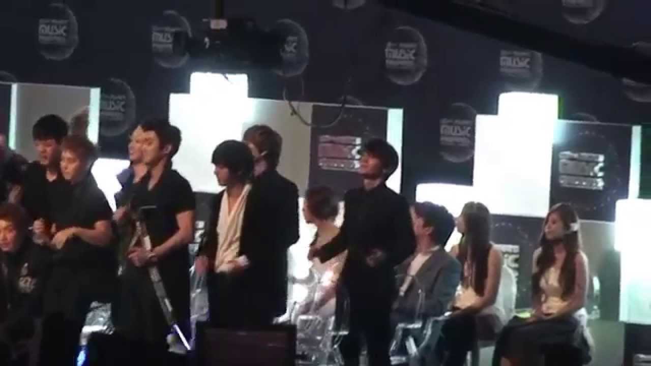 SIWON CAUGHT LOOKING at Park Bom