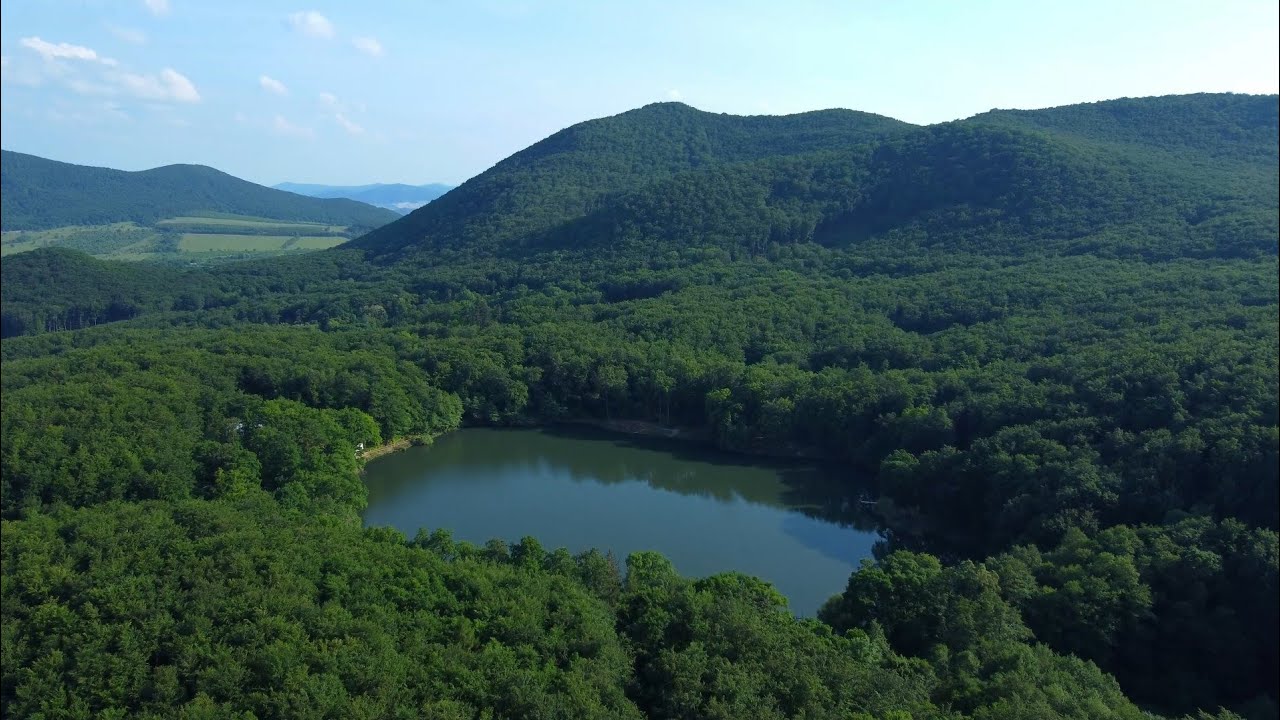 Flight over Lake Izra from the bunker - Izra a chata Kopaska z bunkra na Kamennej hore - DJI Mini2