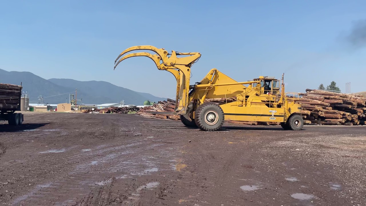 1972 Wagner L120 unloading logs