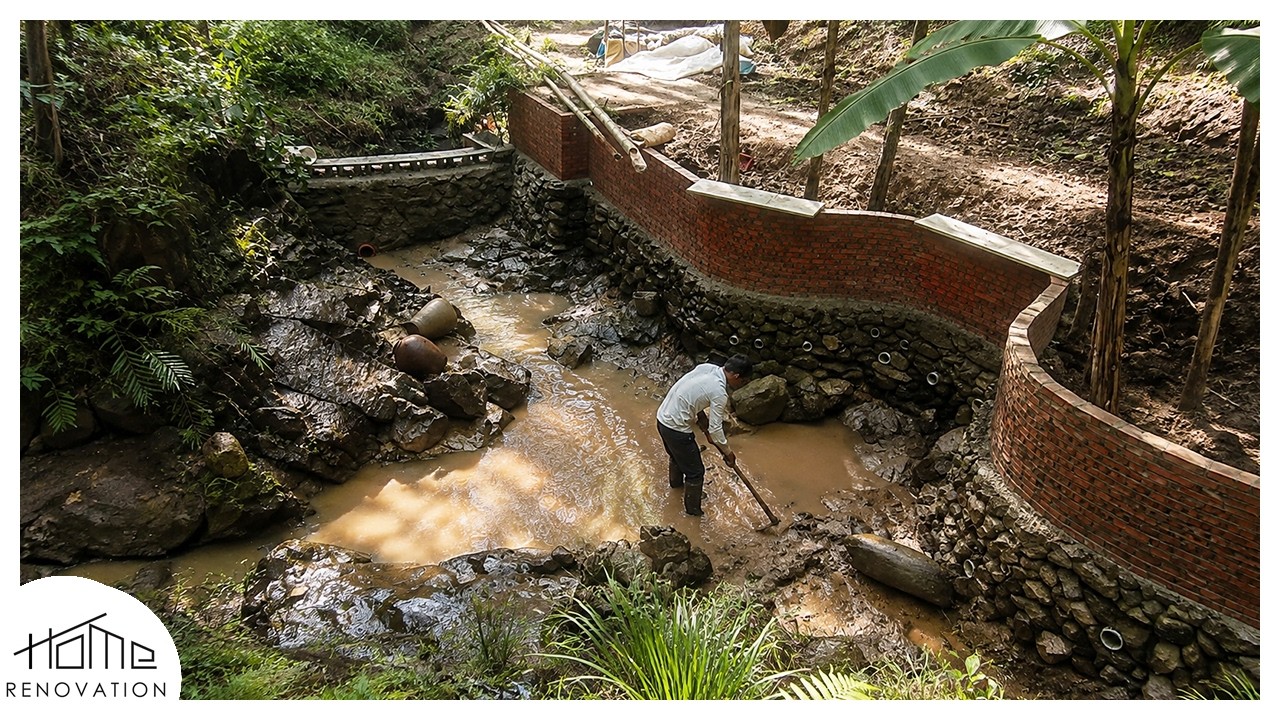 Un Hombre Mismo Fabric&oacute; Alcantarilla, Repres&oacute; Arroyo Grande con Piedra para Lago Natural de Peces