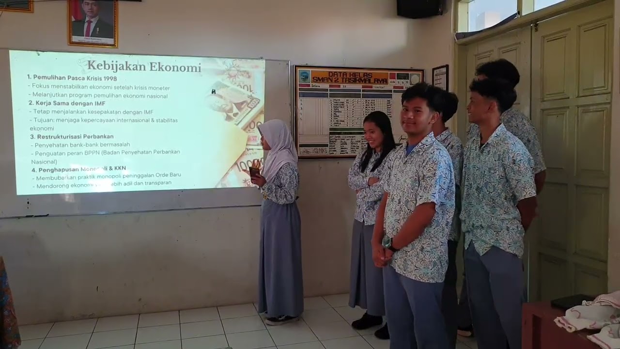 KELOMPOK 2 [ PEMERINTAH PADA MASA KEPRESIDENAN  GUS DUR] SEJARAH KELAS XII-A2