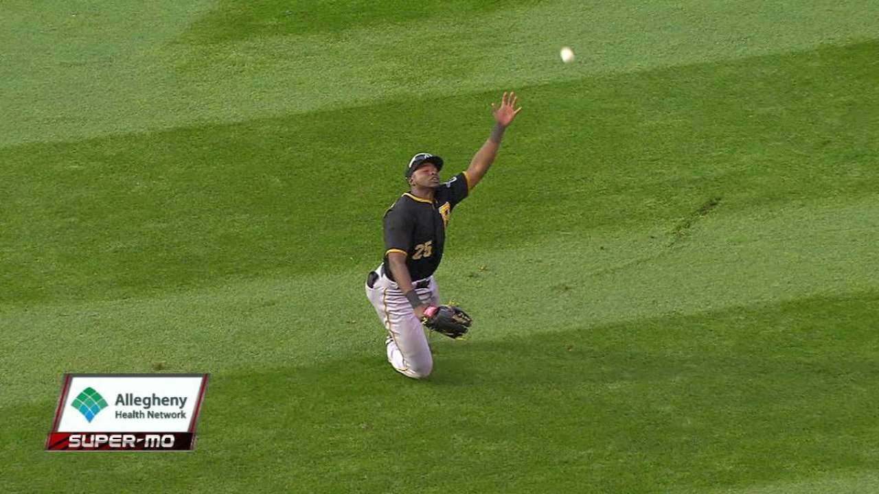 PIT@CHC: Polanco injured while attempting catch