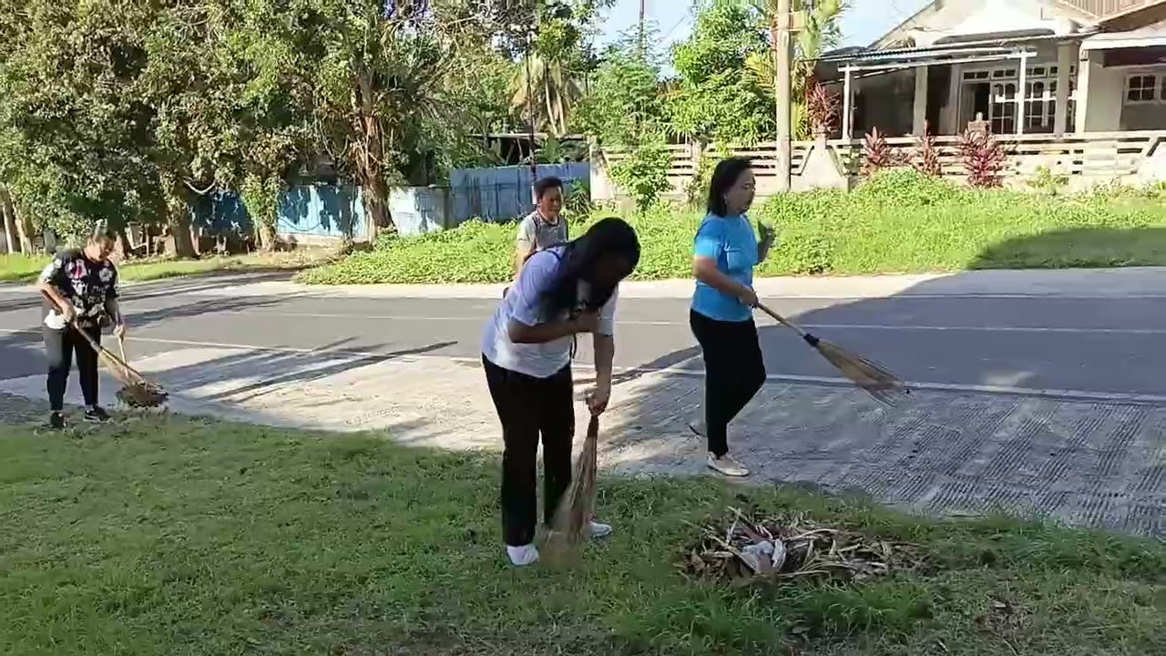 Kerja bakti PNS dan P3K hari Jumat di perempatan Nafiri wilayah Kelurahan Pakadoodan. 