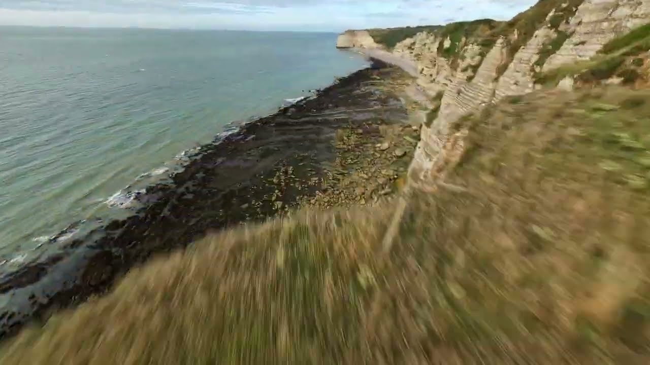 Drone FPV : Surf en falaise de normandie