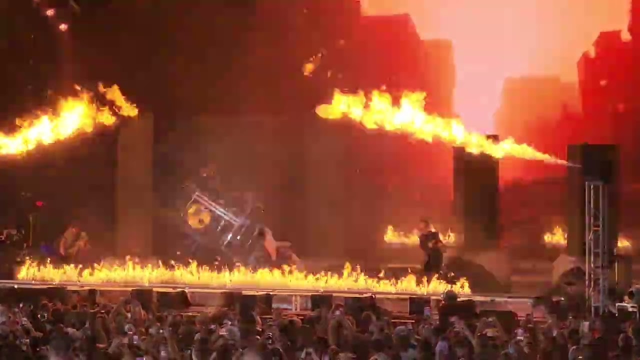 Crushed, parkway drive (live)