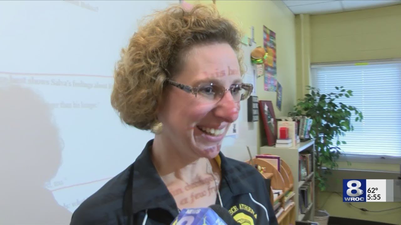 Mrs. Vicki Richardson gets The Golden Apple Award