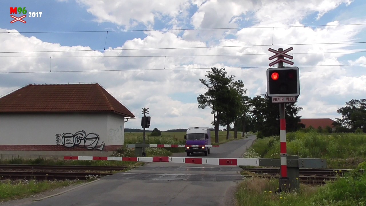 Železniční přejezd Hradec nad Svitavou [P6827] - 5.7.2017 / Czech railroad crossing