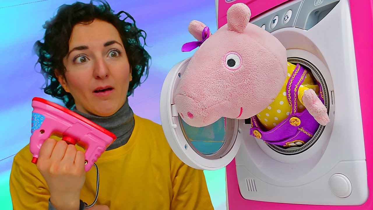 Peppa Pig lava il suo vestito preferito nella lavatrice giocattolo! Giochi divertenti per bambini