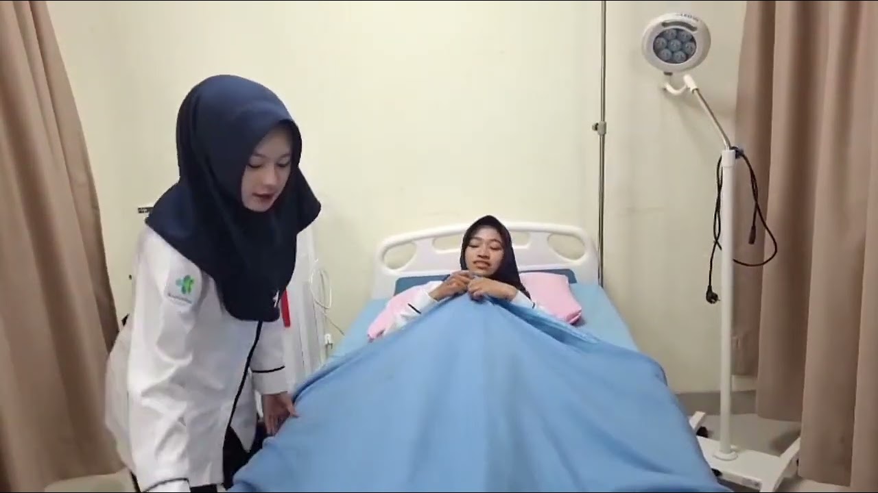 MEMINDAHKAN PASIEN (dari tempat tidur ke kursi roda dan dari tempat tidur ke brangkar) 