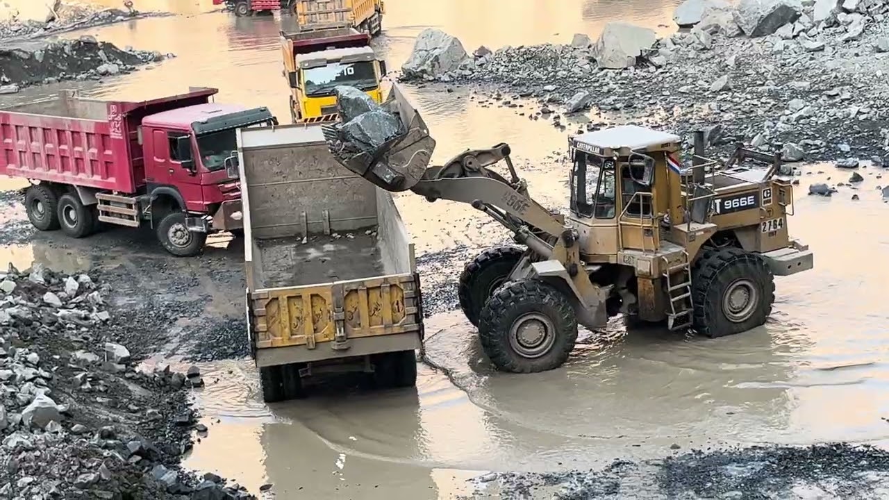 Caterpillar 966E Rock Loading Process &ndash; Full Operation