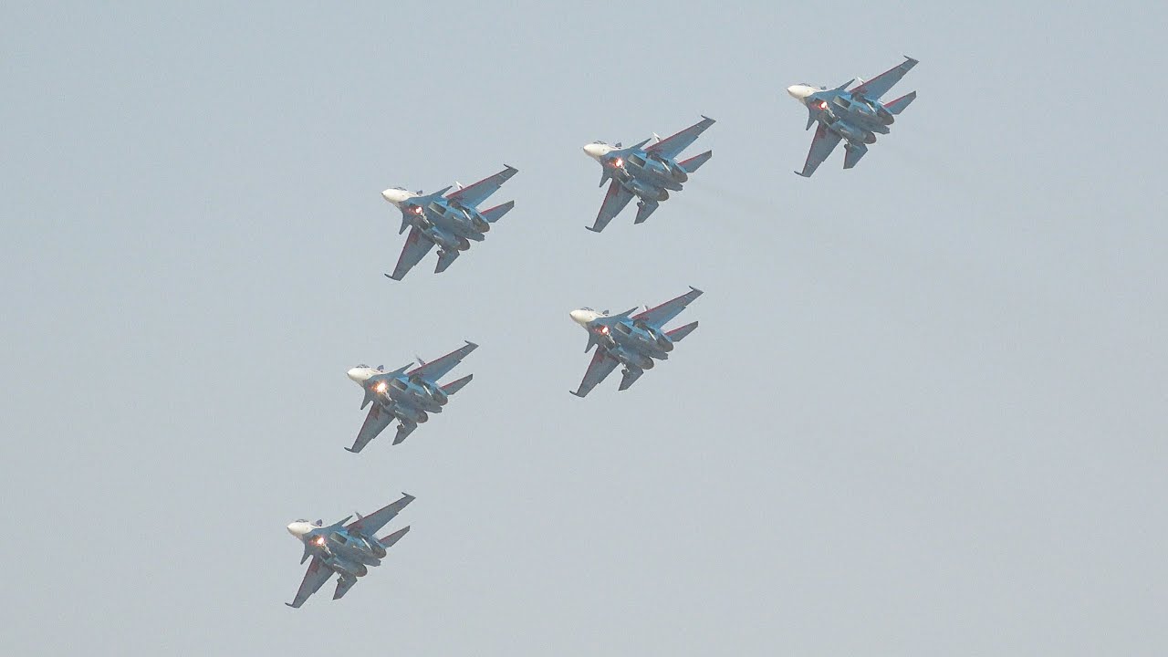 RussianKnights In an extraordinary performance (SU-30sm) at the Dubai Air Show. November 18, 2021.