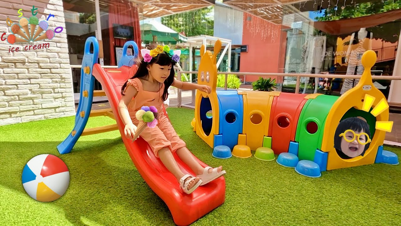 Main Perosotan dan Panjat Monyet Makan Es Krim di Playground Anak Warna Warni