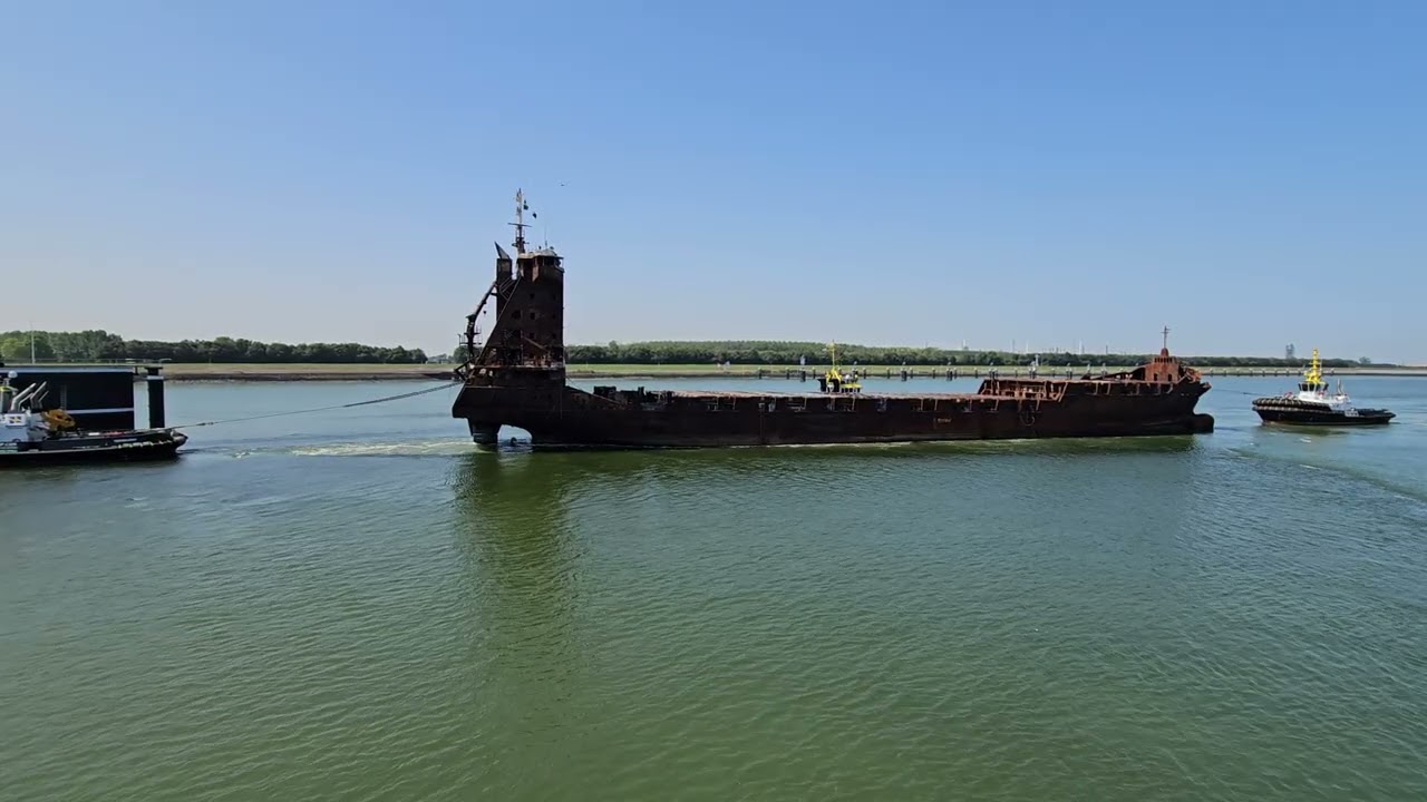 Het verbrande Containerschip Solong vaart hier de nieuwe Zeesluis van Terneuzen in 12-8-2025