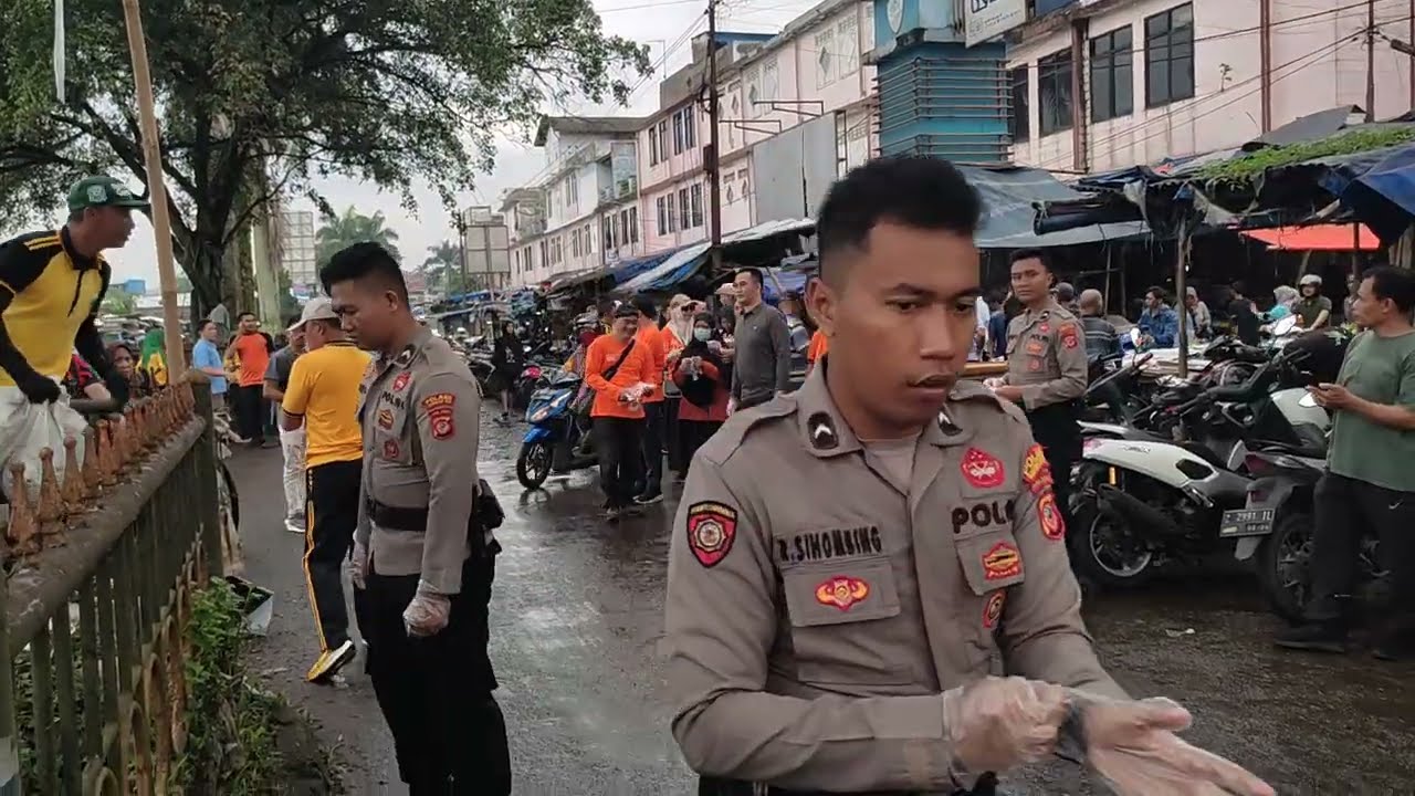 Membersihkan Sampah di depan Jalan protokol Pasar Cikurubuk 
