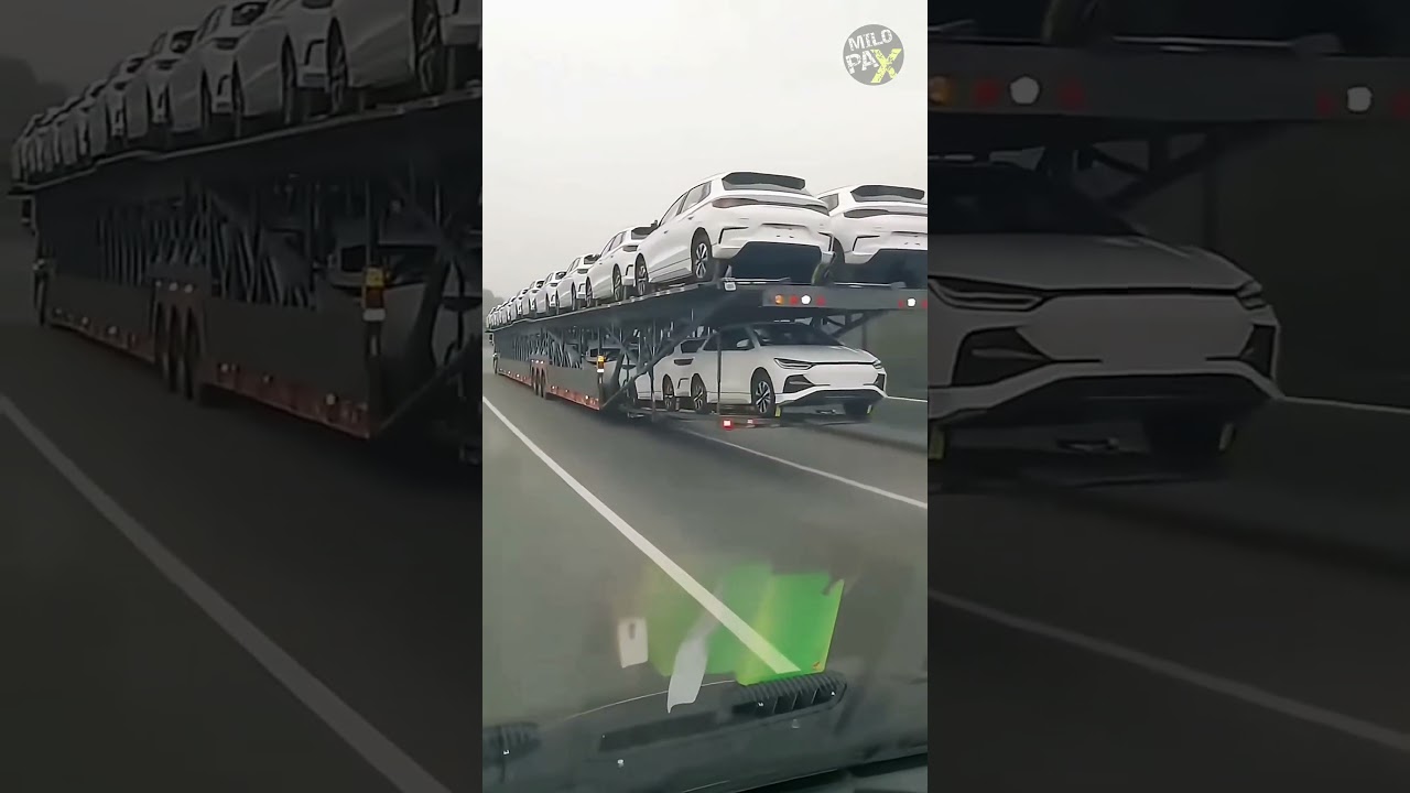 The Terrifying Moment a Car Slides Off a Moving Trailer