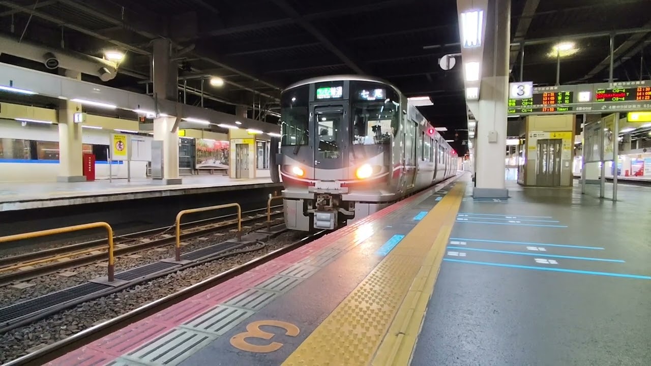 683系能登かがり火金沢駅到着して　七尾線金沢駅521系発車