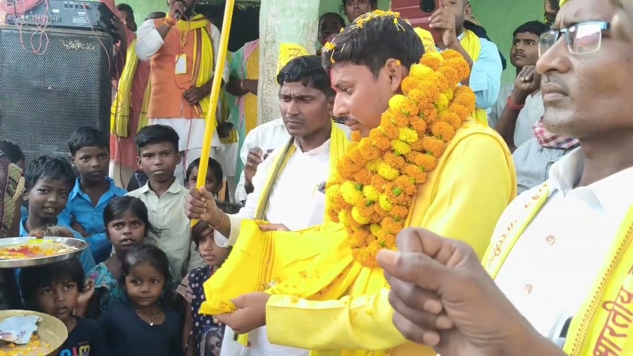 सुहेलदेव भारतीय समाज पार्टी के उम्मीदवार पंचम कुमार रजवार कोअरवल के कुबडी गांव के लोगों ने स्वागत कि