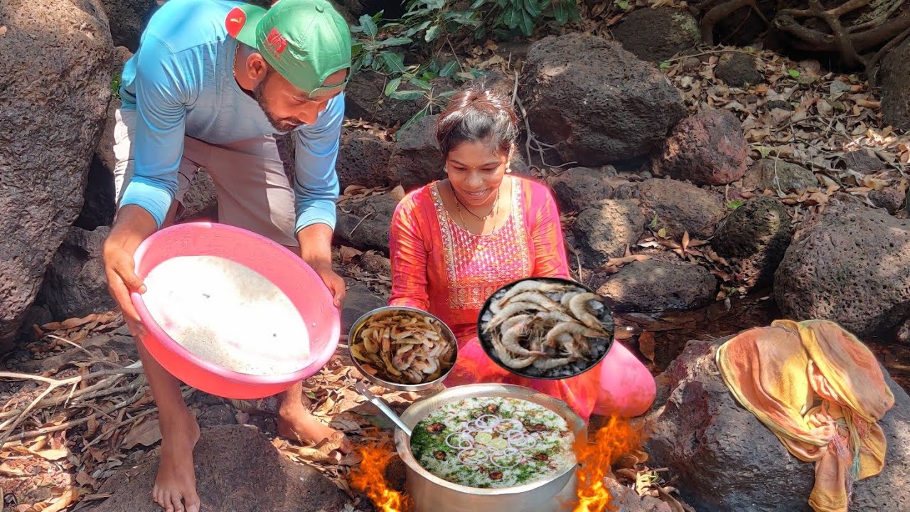 व्हाळात बनवली कोळंबीची भन्नाट रेसिपी | जंगलातली कोळंबी बिर्याणी | Village cooking 