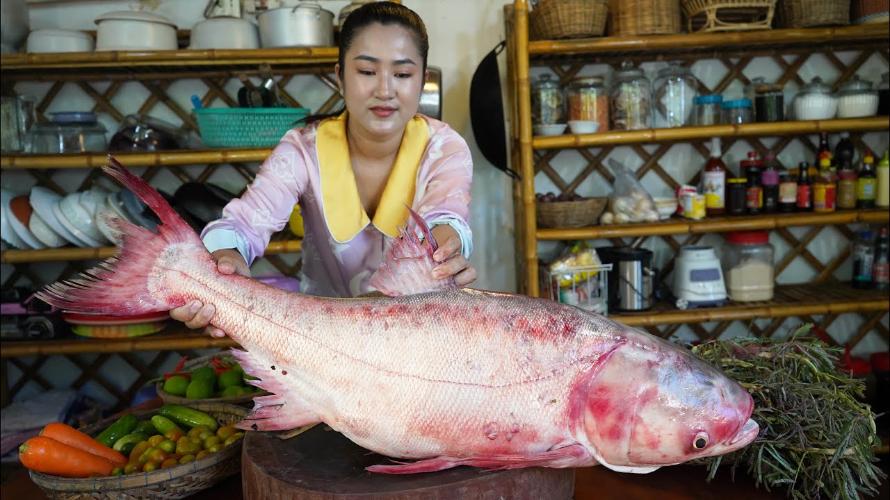 Mommy chef cook big fish for family dinner - Family food cooking - Sreypov life show
