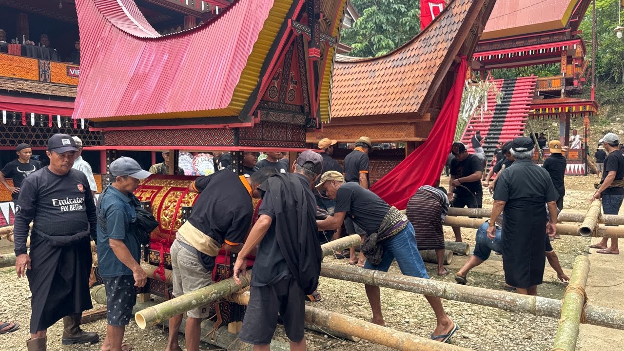 Mapasonglo Rambu Solo pemakaman Almh. Dorkas Rambung (Nek Erni) dan Almh Anastasia Bangun (Nek Yeyen