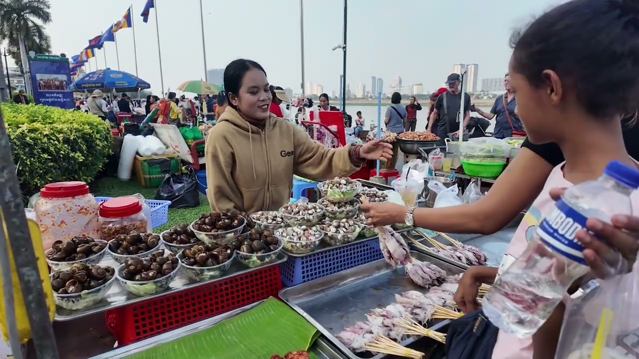 Exploring Phnom Penh's Pre-Dawn Market Delights: A Local's Breakfast Journey #980