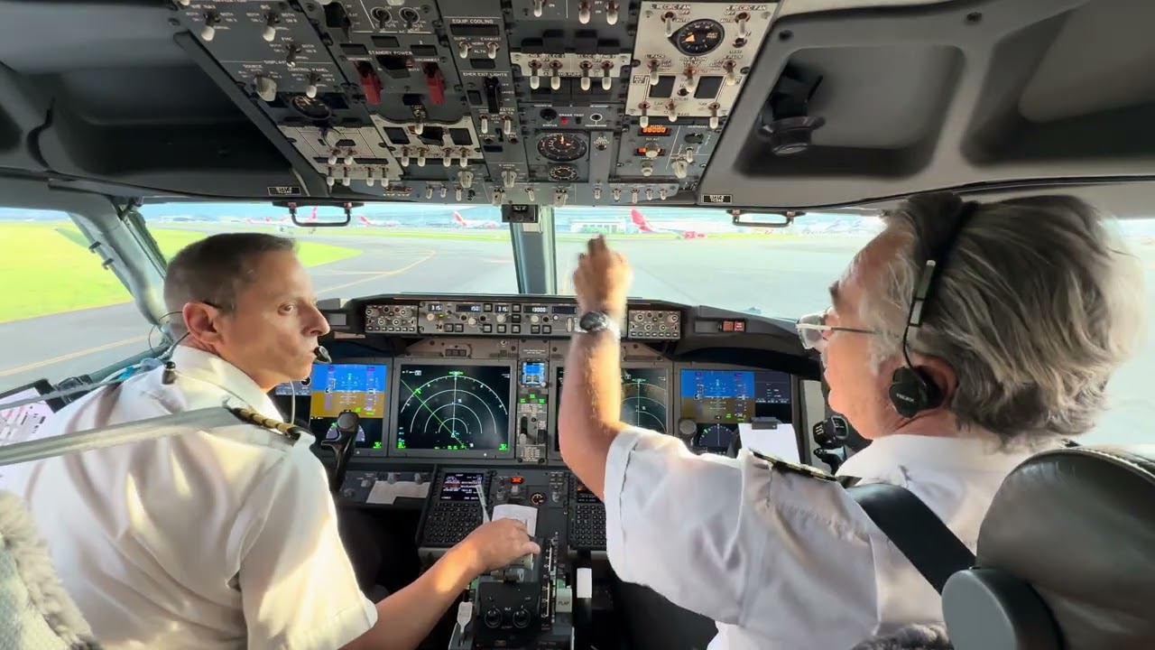 Boeing 737 Max 8 - Aproximaci&oacute;n pista 32 R - Aeropuerto El Dorado - Bogot&aacute; Colombia - 