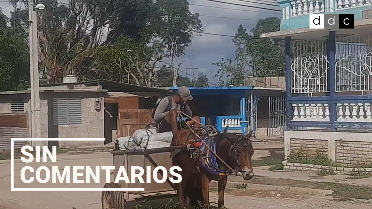 Palitos plásticos, soga, carbón, café… vendedores callejeros en Santiago de Cuba