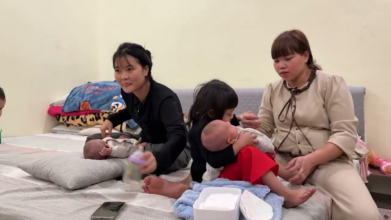 Chít Cười Với Cô Xuyến Bế Cháu Không Bít Đứa Nào Là Anh Nào Là Em