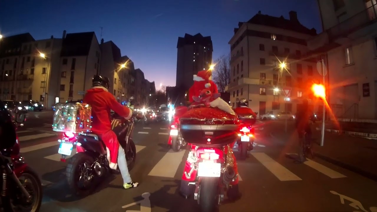 Pères Noël motards 17 décembre  2023 à Tours (37)