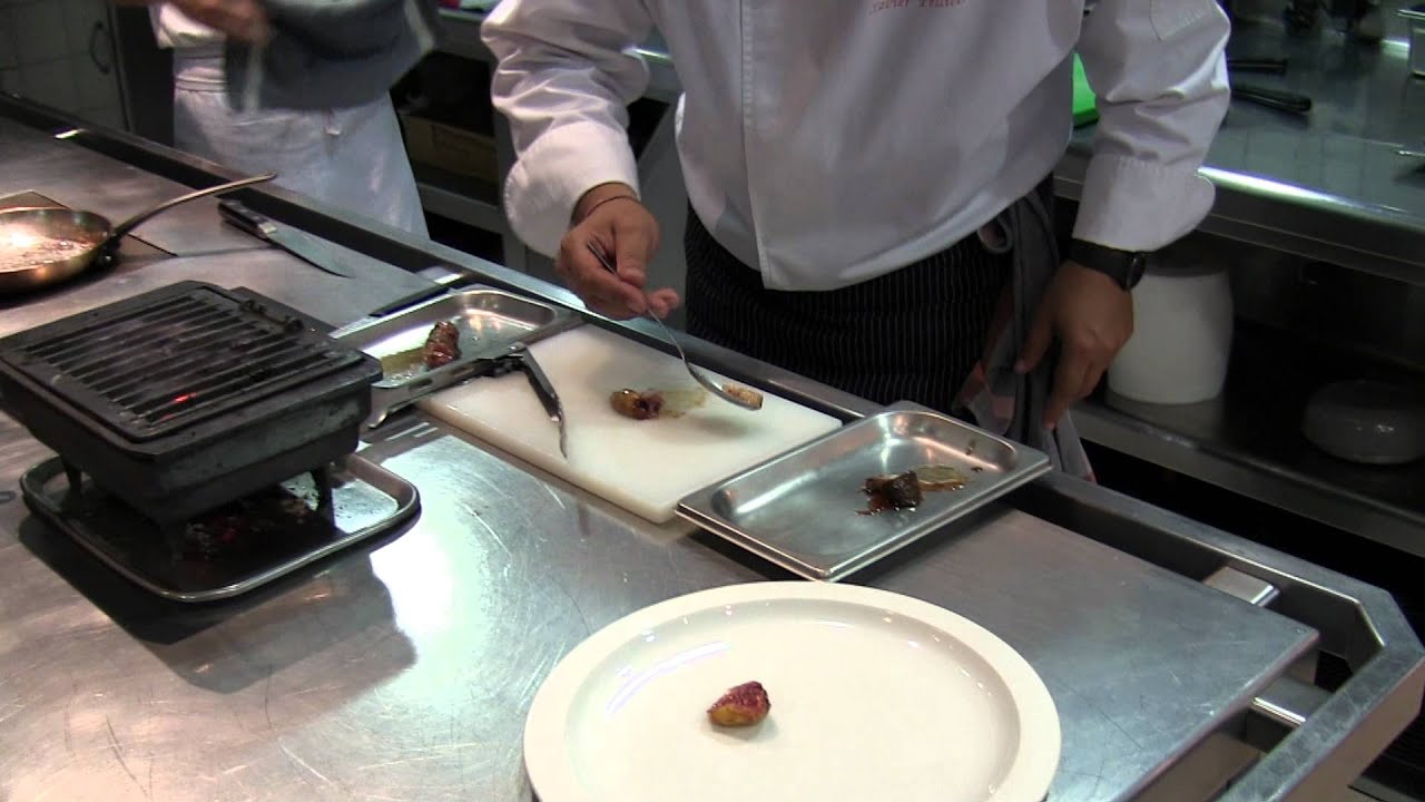 Xavier Pellicer makes a dish at Can Fabes