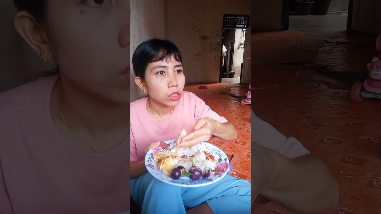 Makan Lauk Sambal Terasi, Telur Ceplok dan Lalap Terong Bulat Ungu