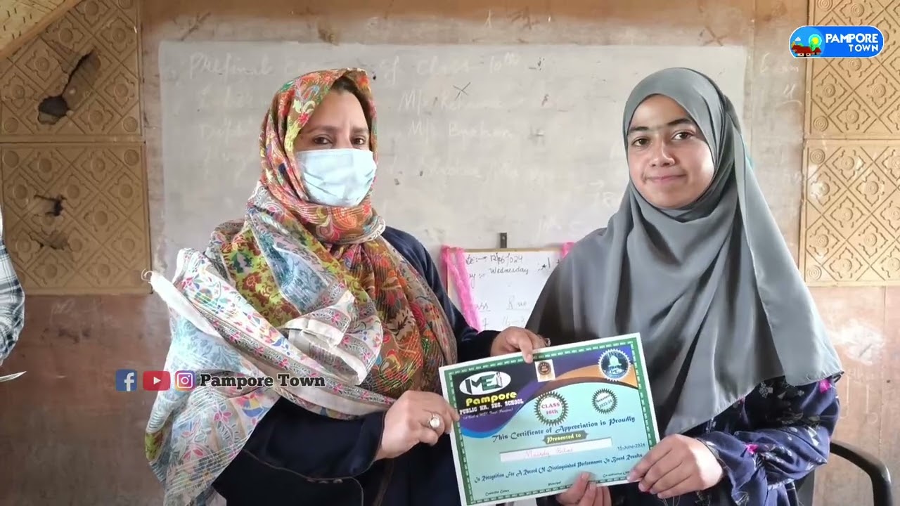 MEI Pampore felicitated the 10th class students who showed remarkable achievement. #students #india