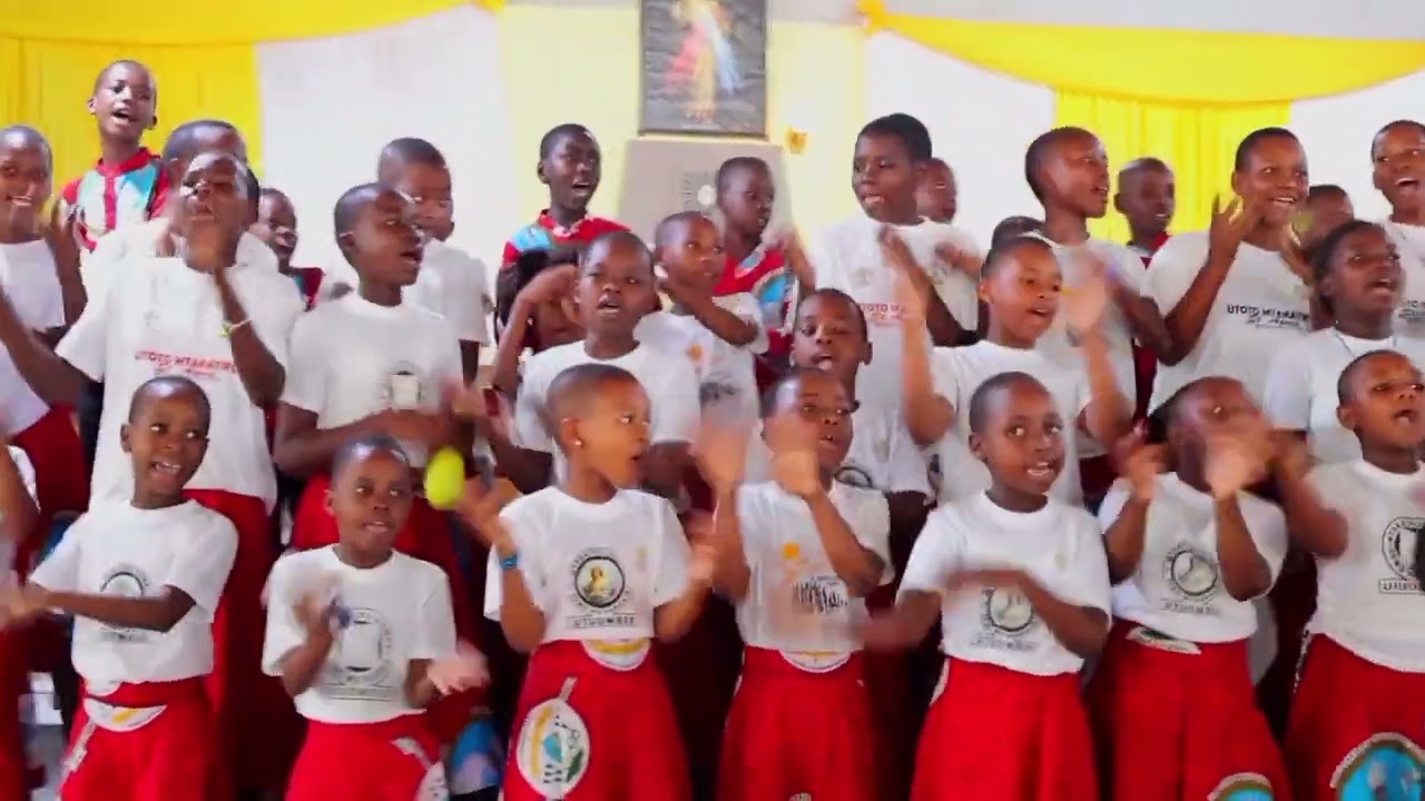 ASKOFU MSIMBE AGUSWA NA UWEZO WA KUIMBA WA WATOTO  KUTOKA PAROKIA YA MT AGNES
