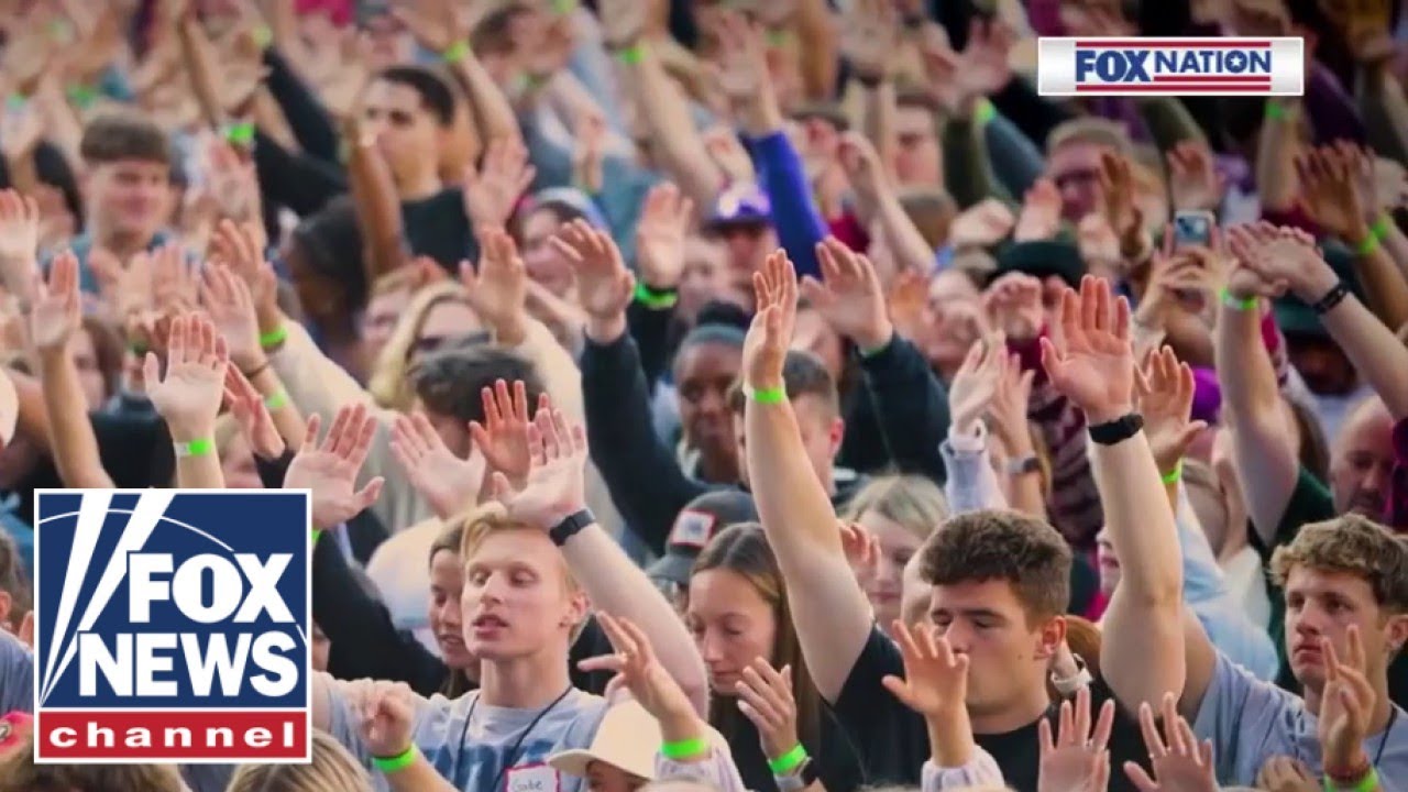 Всё больше молодых людей обращаются к Иисусу и заполняют церковные скамьи.