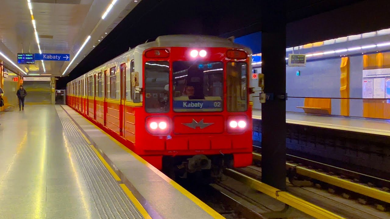 🚇 METROVAGONMASH 81-717 przybywający do STARE BIELANY (Metro Warszawskie)