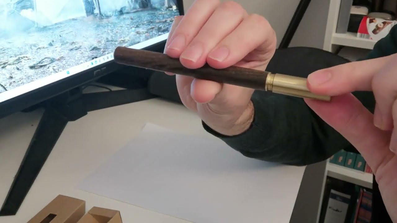 RaylKING Ewiger Bleistift in edler Papierbox, Holzbleistift mit einer eher harten und spitzen Mine