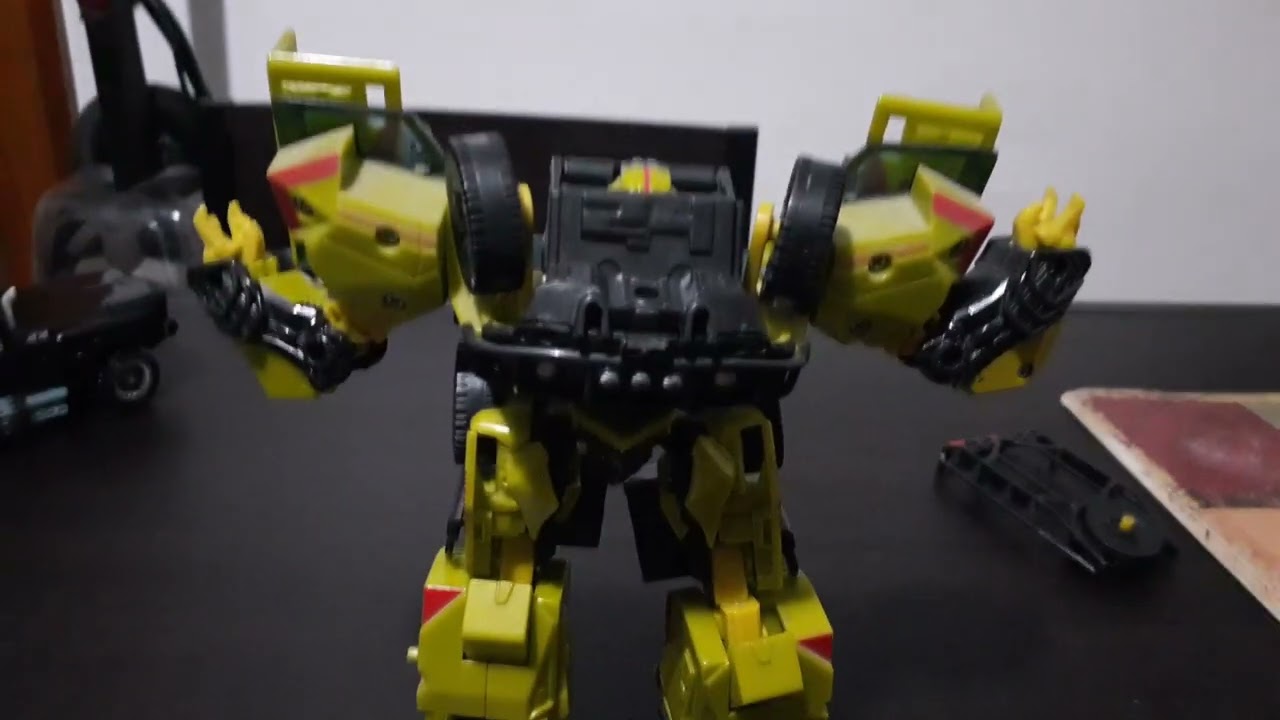 How to Transform 2007 Transformers Voyager class Ratchet