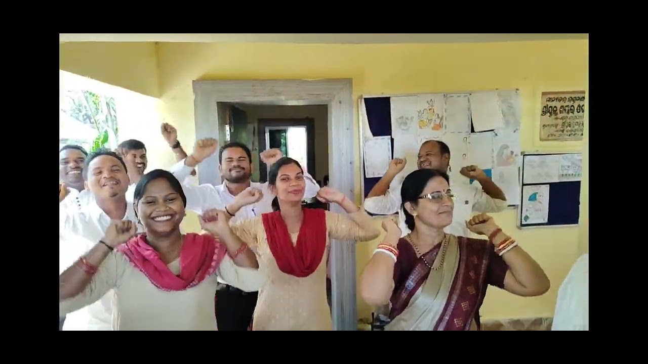 Yoga vibes 💆‍♀️Students n Teachers embracing Astanga Yoga session with BK sister Dr.Krushna Basanti🌈