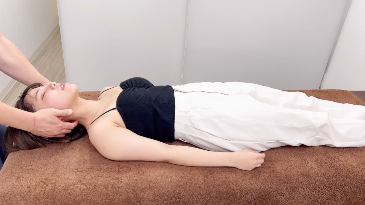 【専門学生の女の子にボキボキ整体】痛みが取れると人はこんなにはしゃぎます。Spine correction given by professional Japanese